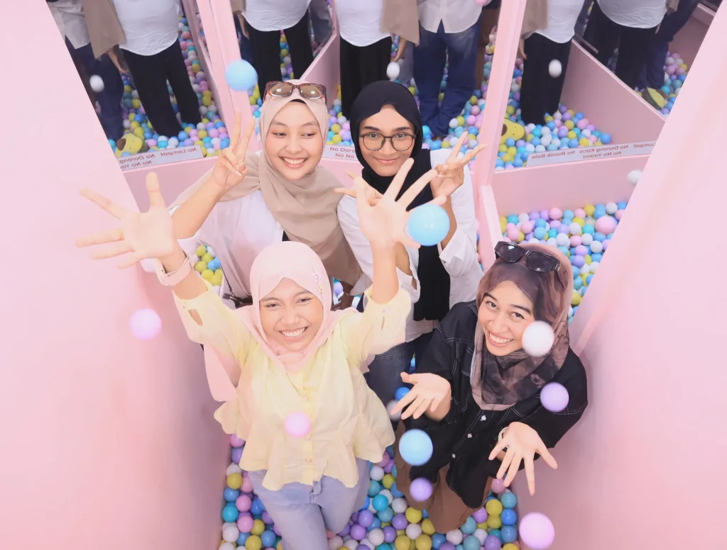 Fun Booth Station | Mandi Bola Aesthetic | Self Photo Studio by KGA | Padang