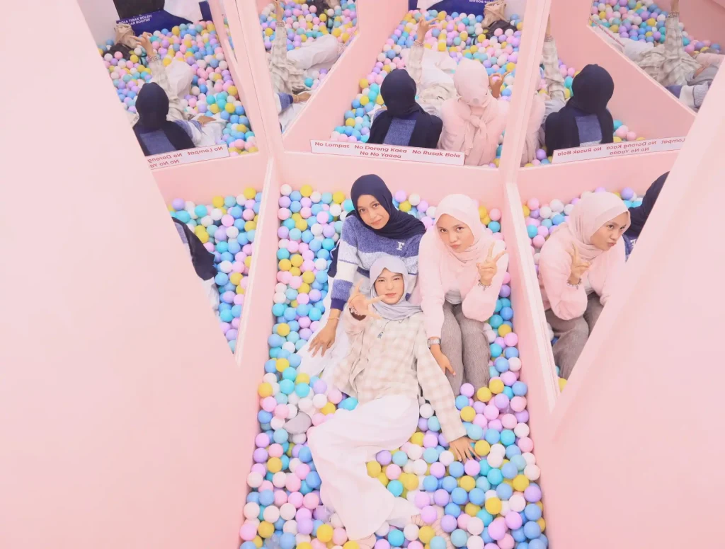 Photobooth Mandi Bola Aesthetic | Self Photo Studio by KGA | Padang